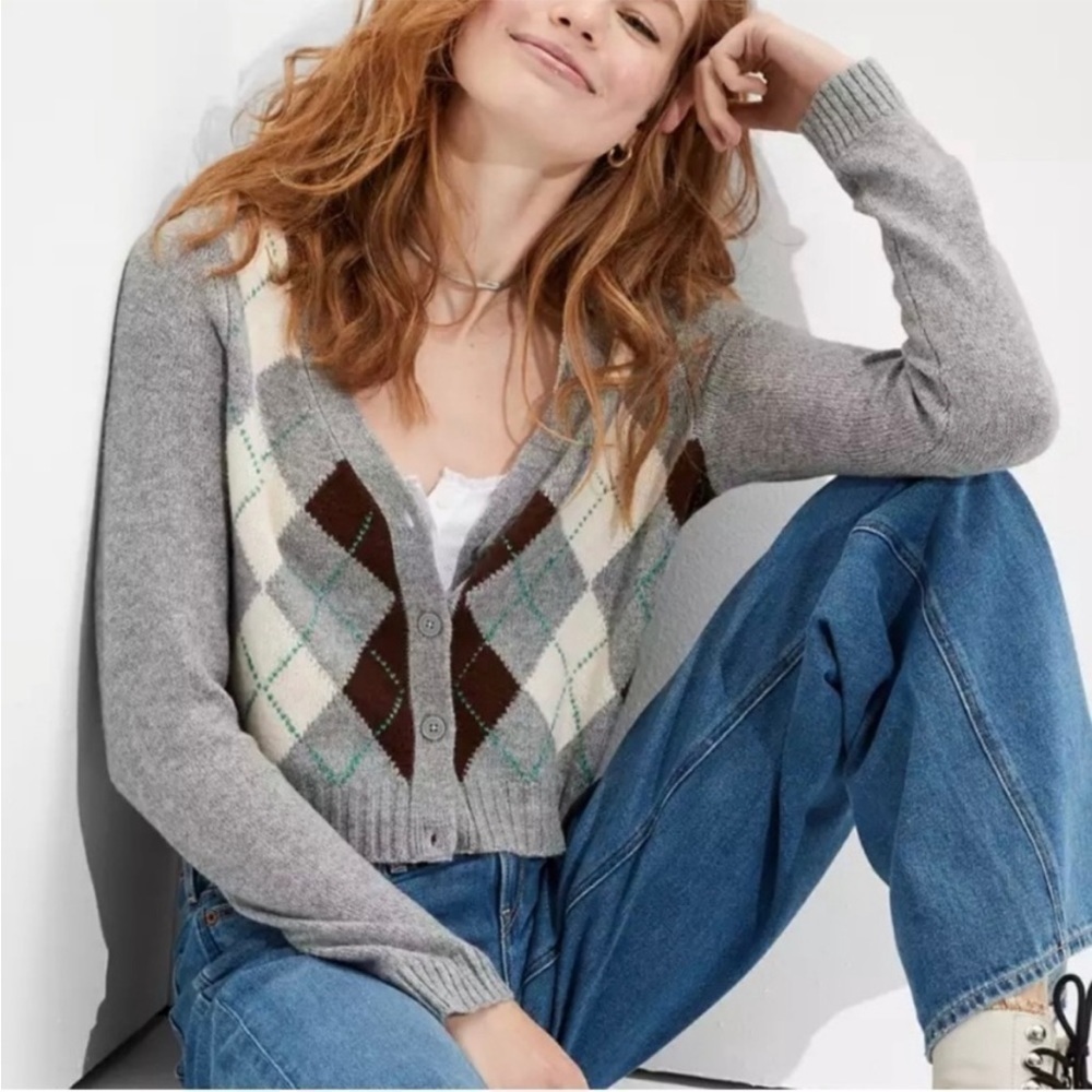 American Eagle Cropped Sweater
Womens M Gray Argyle
Academia Button Up - Picture 2 of 7